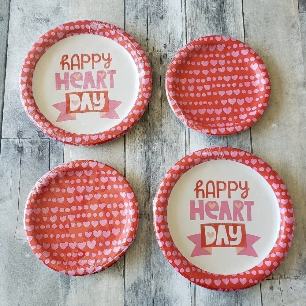 NWT - Happy Heart Day & Heart Paper Plates (set of 4)
